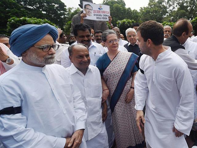 Congress chief Sonia Gandhi, former PM Manmohan Singh, Ak Antony, Rahul Gandhi and other party leaders wear black bands during a protest against suspension of 25 party members. (PTI Photo)