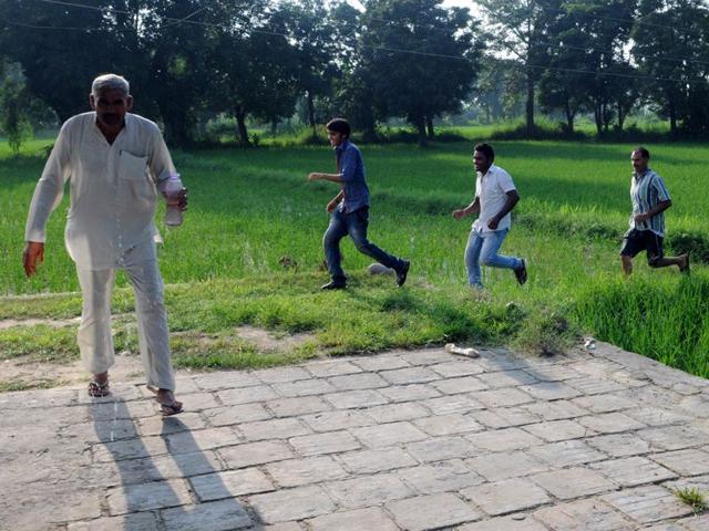 Peoples run to take shelter at a safer place during heavy shelling.(Photo by Nitin Kanotra / Hindustan Times)