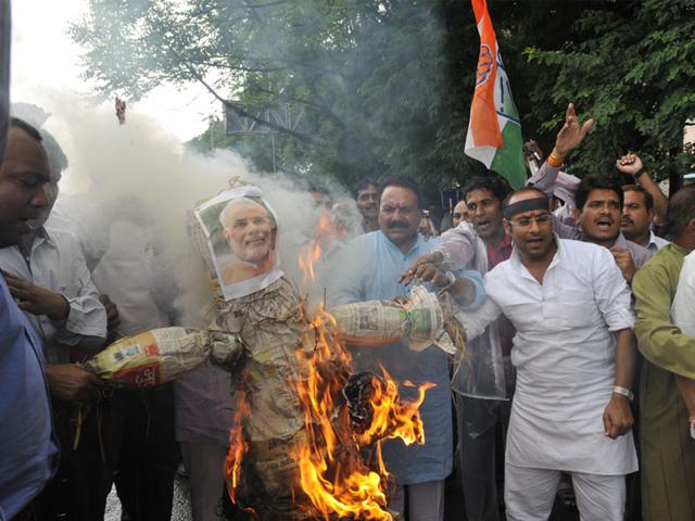 Congress workers protest expulsion of 25 party MPs from Lok Sabha for five days, in Bhopal on Tuesday. (Praveen Bajpai/HT photo)