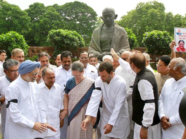 Congress-president-Sonia-Gandhi-former-PM-Manmohan-Singh-and-party-vice-president-Rahul-Gandhi-during-a-protest-at-Parliament-complex-Sanjeev-Verma-HT-Photo