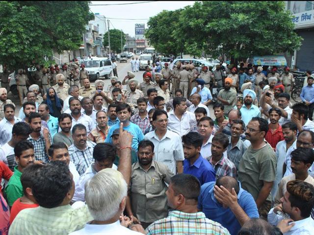Representatives-of-various-Hindu-organisations-gave-a-bandh-call-and-forced-shopkeepers-to-down-shutters-in-Sirhind-on-Tuesday-HT-Photo Representatives-of-various-Hindu-organisations-gave-a-bandh-call-and-forced-shopkeepers-to-down-shutters-in-Sirhind-on-Tuesday-HT-Photo