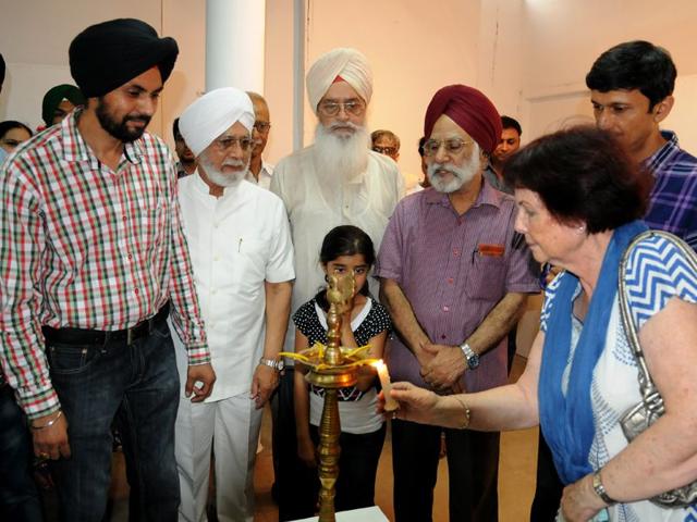 Late-Shiv-Singh-s-wife-Gisela-Singh-opens-the-exhibition-Urban-Phulkari-by-Madan-Lal-Sanjeev-Sharma-HT-Photo Late-Shiv-Singh-s-wife-Gisela-Singh-opens-the-exhibition-Urban-Phulkari-by-Madan-Lal-Sanjeev-Sharma-HT-Photo