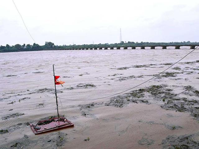 River Narmada crossed danger mark at Rajghat in Barwani district on Wednesday following torrential rains. (HT photo)