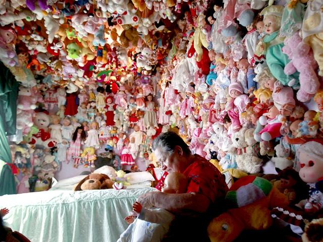Adela Rojas, a 70-year-old woman from Heredia, Costa Rica, has a collection of 4,500 dolls at her home. (Reuters Photo/ Juan Carlos Ulate)