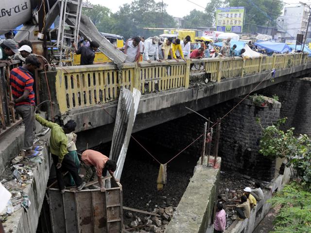 A pillar of Jawahar Marg Bridge near Sanjay Setu in Indore was damaged on Thursday following heavy rains causing traffic jam in the area. (Arun Mondhe/HT)