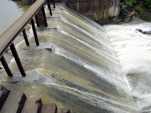 Sirpur lake overflowed on Thursday morning following heavy rains in Indore. (Arun Mondhe/HT photo)