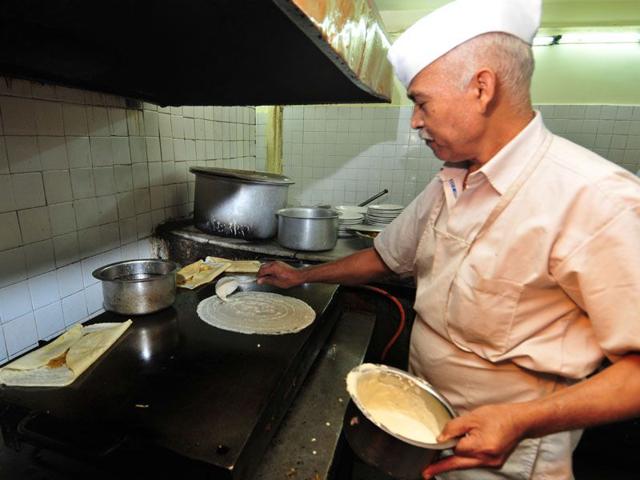 A chef preparing the quintessential dosa. Ravi Kumar/HT
