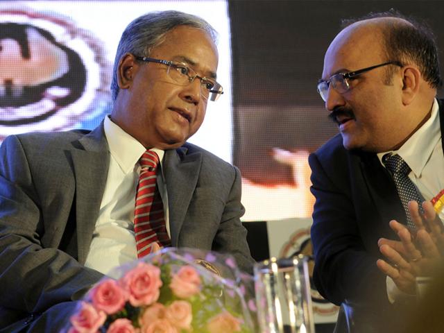 SEBI-chairman-UK-Sinha-interacts-with-ICAI-president-Manoj-Fadnis-at-the-conference-of-Institute-of-Chartered-Accountants-of-India-in-Indore-Shankar-Mourya-HT SEBI-chairman-UK-Sinha-interacts-with-ICAI-president-Manoj-Fadnis-at-the-conference-of-Institute-of-Chartered-Accountants-of-India-in-Indore-Shankar-Mourya-HT