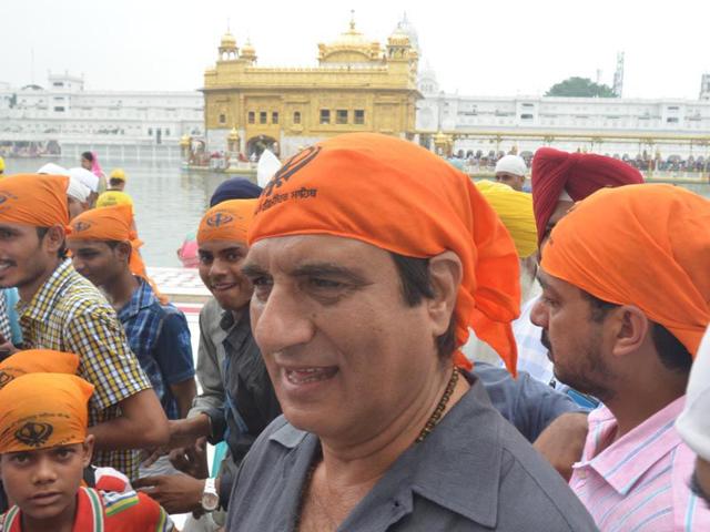Congress Rajya Sabha MP from Uttarakhand and Bollywood actor Raj Babbar paying obeisance at Golden Temple in Amritsar on Sunday. Sameer Sehgal/HT
