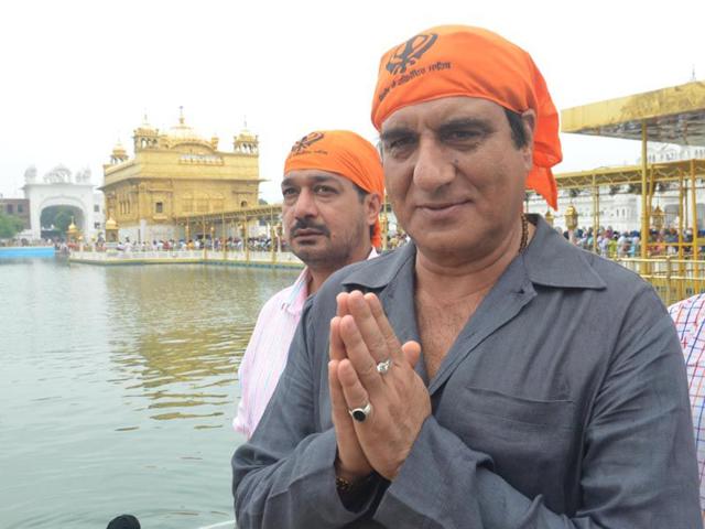 The veteran actor Raj Babbar paying obeisance at Golden Temple in Amritsar on Sunday. Sameer Sehgal/HT