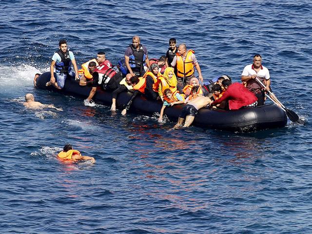 A dinghy overcrowded by migrants and refugees drifts out of control after its engine broke down whille crossing the Aegean Sea from Turkey to the Greek island of Lesbos September 20, 2015 (REUTERS Photo)