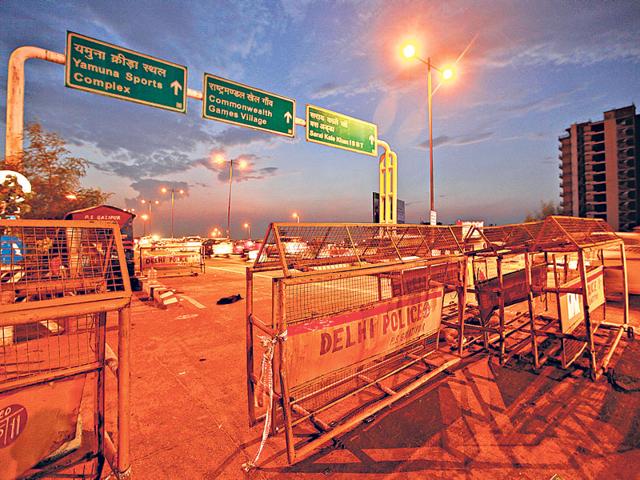 Delhi Police barricades at an unmanned checkpost on the Delhi-Uttar Pradesh border near Ghazipur. (Raj K Raj/HT Photo)