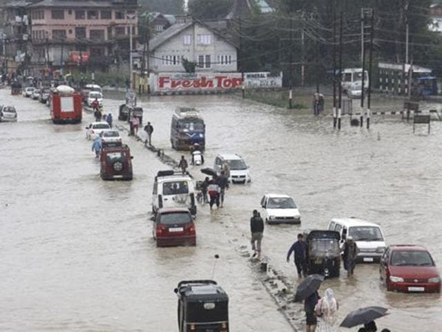 Vehicles wading through flooded waters in Srinagar during the 2014 floods. Waseem Andrabi/HT Vehicles wading through flooded waters in Srinagar during the 2014 floods. Waseem Andrabi/HT