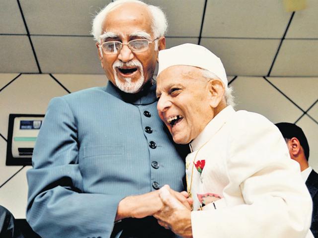 Vice-President Hamid Ansari shares a light moment with poet Gulzar Dehlvi. (Sunil Ghosh/ HT Photo) Vice-President Hamid Ansari shares a light moment with poet Gulzar Dehlvi. (Sunil Ghosh/ HT Photo)