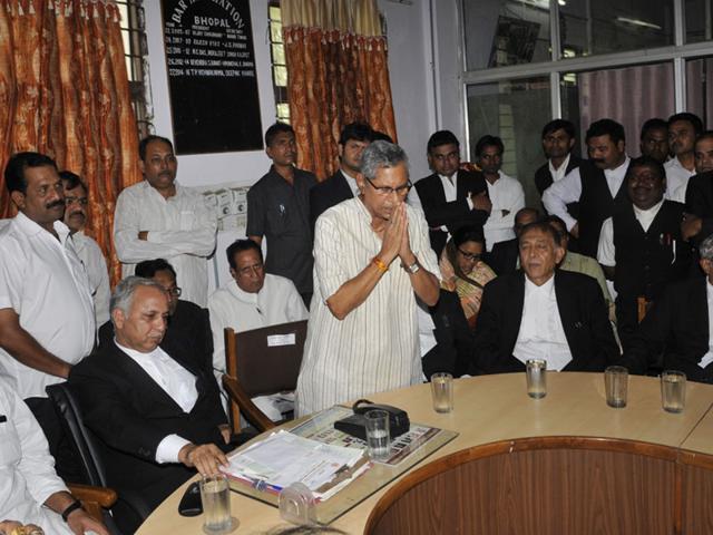 AICC general secretary and in-charge of MP, Mohan Prakash and Arun Yadav at Bhopal district court on Wednesday to mobilise support for party's MP bandh call. (Praveen Bajpai/HT)