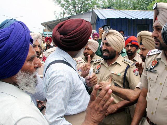 DSP Rural Gurmeet Singh Kingra having an agrument with ex-servicemen during the protest in Bathinda. Sanjeev Kumar/HT DSP Rural Gurmeet Singh Kingra having an agrument with ex-servicemen during the protest in Bathinda. Sanjeev Kumar/HT