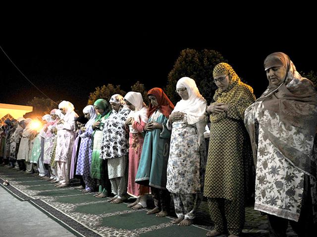 Hundreds of Kashmiri Muslims on Thursday thronged to the Hazratbal shrine which houses what is believed to be a relic from the beard of Prophet Mohammed to offer prayers on the occasion of death anniversary of Hazrat Ali, son-in-law of Prophet Mohammad (HT Photo/ Waseem Andrabi) Hundreds of Kashmiri Muslims on Thursday thronged to the Hazratbal shrine which houses what is believed to be a relic from the beard of Prophet Mohammed to offer prayers on the occasion of death anniversary of Hazrat Ali, son-in-law of Prophet Mohammad (HT Photo/ Waseem Andrabi)