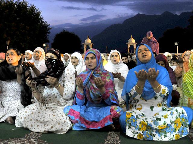 During the holy month of Ramzan, devout refrain from eating, drinking and smoking from dawn to dusk and special prayers are offered on the Martyr day of Hazrat Ali (HT Photo/ Waseem Andrabi) During the holy month of Ramzan, devout refrain from eating, drinking and smoking from dawn to dusk and special prayers are offered on the Martyr day of Hazrat Ali (HT Photo/ Waseem Andrabi)