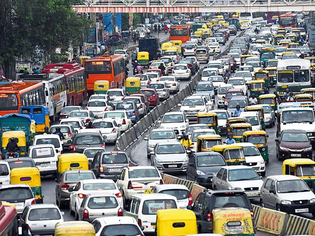 Heavy traffic jam at Ring Road near South Extension was seen due to rain on Friday. Municipal corporations claim waterlogging complaints were received from only 20 odd places in the city. (Vipin Kumar/HT Photo)