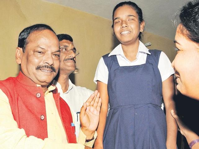 Tumpa Kumari, a blind girl whose singing talents were discovered after a video of her performing went viral, meets Jharkhand CM Raghubar Das. The CM promised to use his contacts in Bollywood to get Kumari proper vocal training (HT Photo)