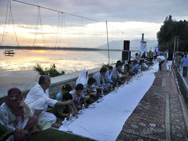 The record for world's longest iftar is held by Egyptian city of Alexandria, which set a new Guinness world record earlier this week. Waseem Andrabi/HT