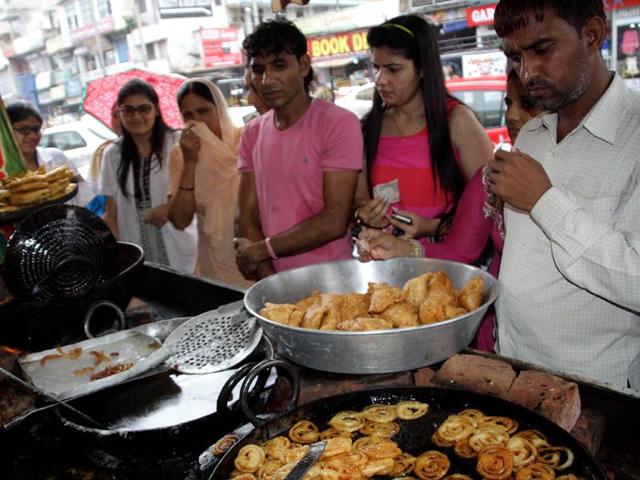 Meanwhile, some residents are enjoying rain with hot snacks. Manoj Dhaka/HT
