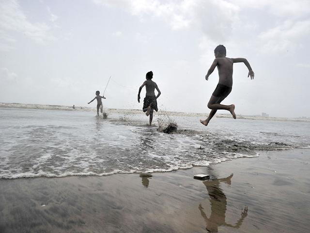 Children enjoy at a beach in Mumbai on a sunny afternoon. (Vidya Subramanian/HT photo)