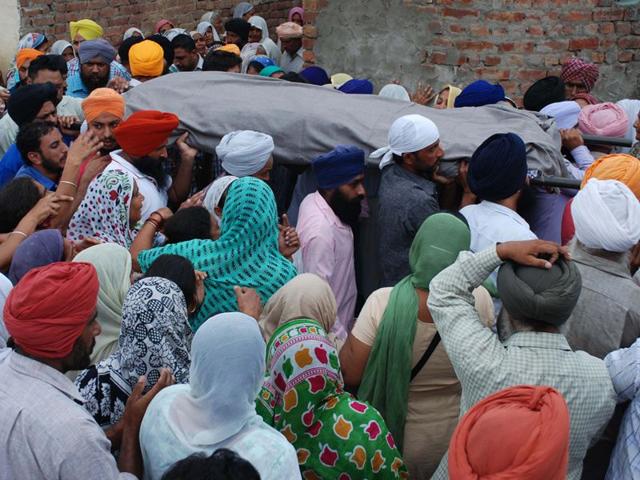 Swaran Singh, who was killed in a road accident, was cremated at Behrampur Zimidara village near here on Saturday. HT Photo