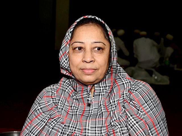 Women group member, Rehana Shabbir Bandookwala, whose group is sharing responsibility of the Community Dinner during Ramadan month. (HT Photo) Women group member, Rehana Shabbir Bandookwala, whose group is sharing responsibility of the Community Dinner during Ramadan month. (HT Photo)