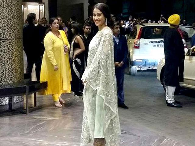 Genelia D'Souza looked gorgeous in sari.