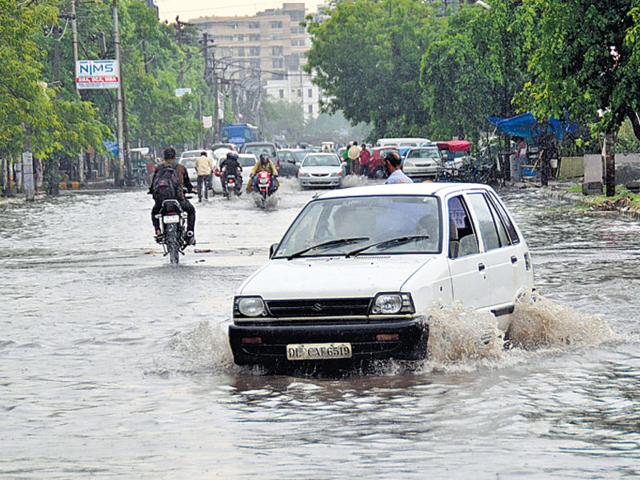 Poor drainange caused severe waterlogging on most arterial roads in Kaushambi when heavy rains lashed the area. (HT File photo)