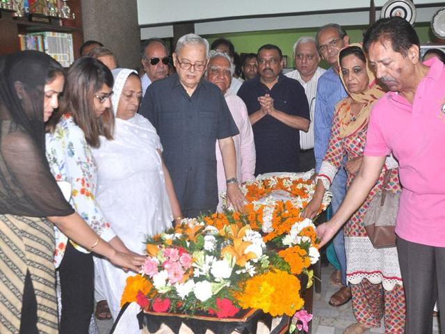 Earlier in the morning, Sardar Anjum's corpse was kept at his Panchkula residence for public 'darshan'. Vivek Atray, deputy commissioner Panchkula, laid a wreath on behalf of the district administration.Sant Arora/HT