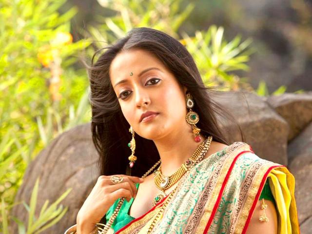 Raima Sen has acted in several films such as Godmother, Daman, Chokher Bali, Manorama Six Feet Under and Kolkata Calling. She is the granddaughter of legendary Bengali actor, Suchitra Sen. (Raimasen/Twitter) Raima Sen has acted in several films such as Godmother, Daman, Chokher Bali, Manorama Six Feet Under and Kolkata Calling. She is the granddaughter of legendary Bengali actor, Suchitra Sen. (Raimasen/Twitter)