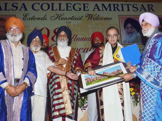 Uniion finance minister Arun Jaitley being felicitates during 108th Convocation at Khalsa College in Amritsar. Sameer Sehgal/HT