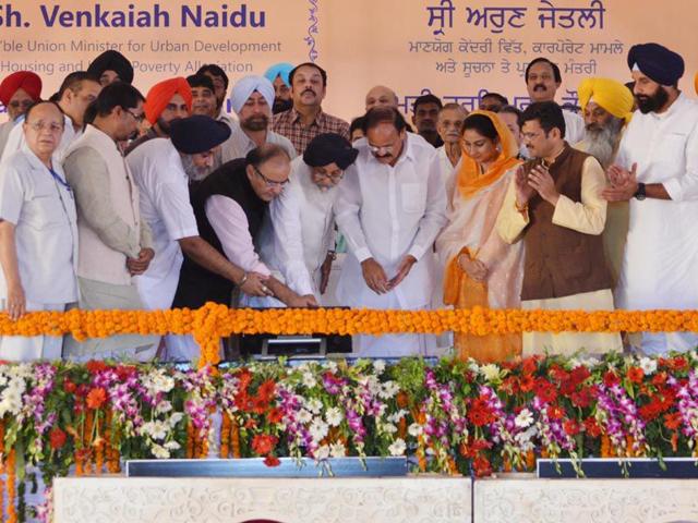 Union finance minister Arun Jaitley attended the 108th Annual Convocation of the historic Khalsa College. Sameer Sehgal/HT