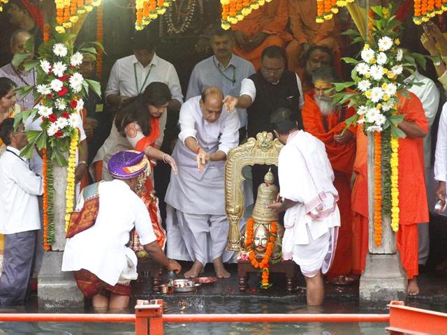 Union home minister Rajnath Singh and Maharashtra minister Pankaja Munde offer prayers during the flag hoisting ceremony to mark the beginning of Kumbh Mela at Nashik. (Arijit Sen/HT photo) 