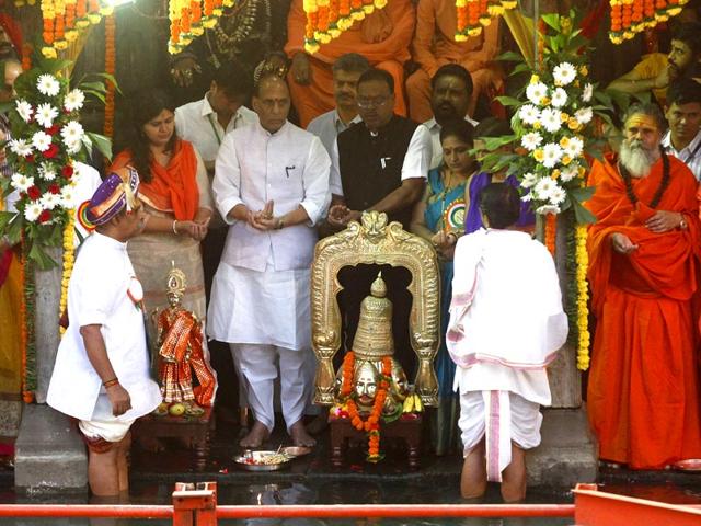 Union home minister Rajnath Singh and Maharashtra minister Pankaja Munde offer prayers during the flag hoisting ceremony to mark the beginning of Kumbh Mela at Nashik. (Arijit Sen/HT photo) 