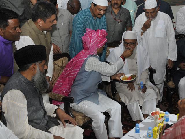 Chief minister Shivraj Singh Chouhan hosted Roza Iftaar party at his residence on last Ashra (concluding part of Ramzan), in Bhopal on Tuesday. (Praveen Bajpai/HT)