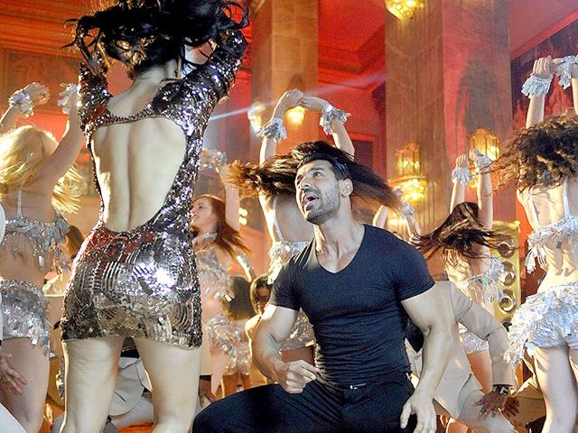 Shruti Haasan and John Abraham dance to a new song in Welcome Back. (AFP photo)