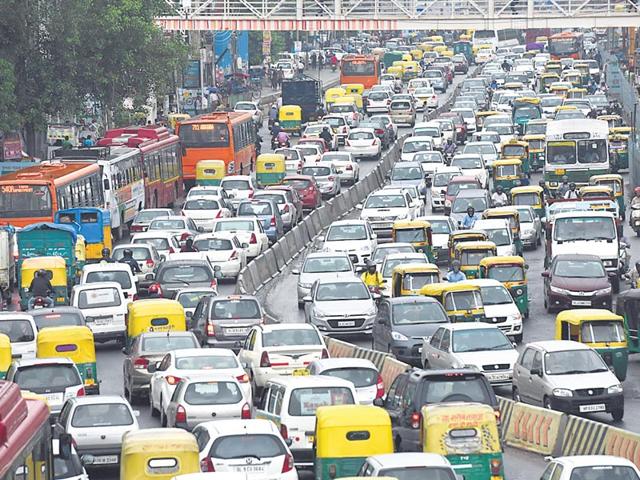 Studies have shown that traffic jams cause more pollution than runnig vehicles. (Vipin Kumar/HT Photo)