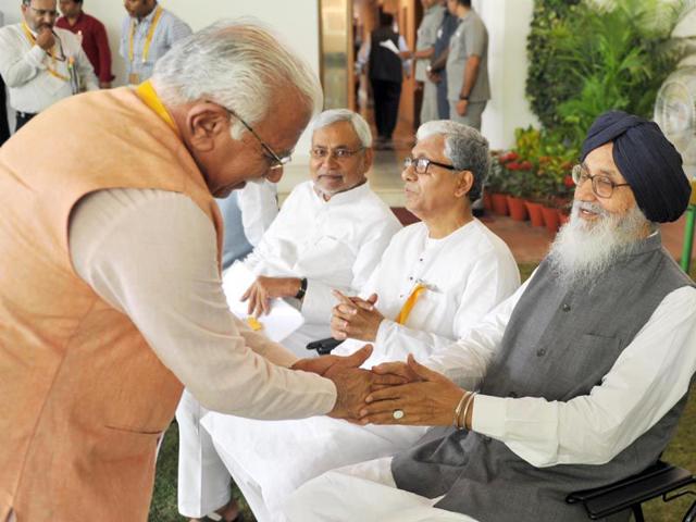 Haryana CM Manohar Lal Khattar and Punjab CM Parkash Singh greeting each other during meeting of NITI Aayog in New Delhi. HT Photo Haryana CM Manohar Lal Khattar and Punjab CM Parkash Singh greeting each other during meeting of NITI Aayog in New Delhi. HT Photo