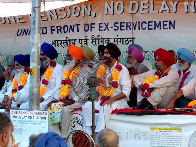 Ex-servicemen during a rally in support of their demand for 'one rank one pension' scheme at Jantar Mantar in Delhi. (HT Photo) Ex-servicemen during a rally in support of their demand for 'one rank one pension' scheme at Jantar Mantar in Delhi. (HT Photo)