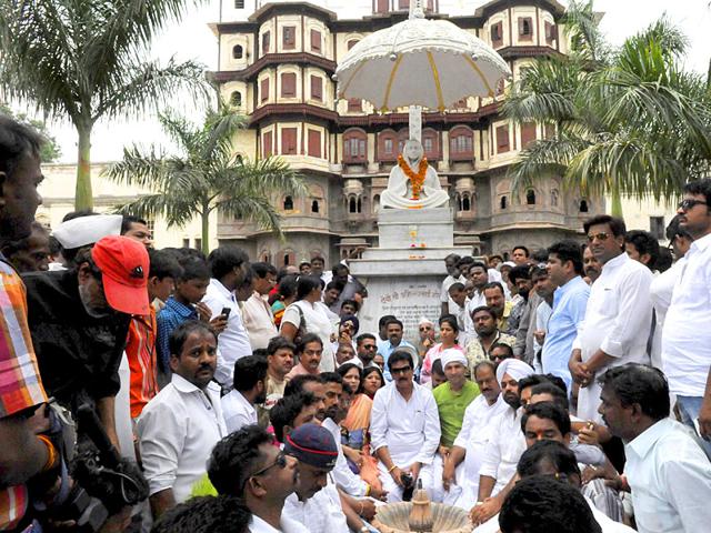 Congressmen paid tributes to 48 pople assocaited with vyapam scam who died in alst two years in Indore. (HT Photo/Shankar Mourya)