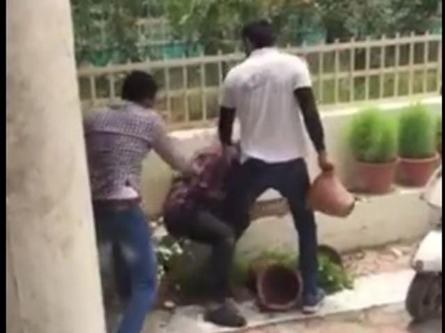 Supporters of HSA and INSO entered into an argument over garnering support of freshers. Soon, a fight ensued outside the auditorium of the college, in which sharp-edged weapons, batons, flower pots and bricks were freely used. HT Photo