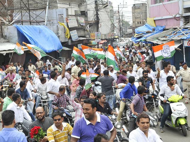 Several top leaders of the state congress took out a rally on two wheelers to mobilise support for the party - sponsored Bandh in protest against Vyapam scam. AIIC general Secretary Digvijay Singh and party's state unit chief Arun Yadav also participated in the rally in Bhopal. (HT Photo/Praveen Bajpai)