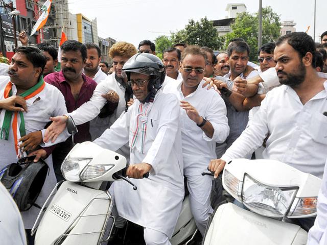 Several top leaders of the state congress took out a rally on two - wheelers to mobilise support for the party - sponsored Bandh in protest against Vyapam scam. AIIC general Secretary Digvijay Singh and party's state unit chief Arun Yadav also participated in the rally in Bhopal. (HT Photo/Praveen Bajpai)