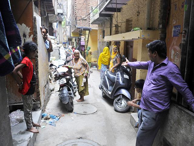 Residents of Punjabi Colony in West Delhi's Anand Parbat point at the spot where a woman was stabbed to death.(Sushil Kumar/HT Photo) Residents of Punjabi Colony in West Delhi's Anand Parbat point at the spot where a woman was stabbed to death.(Sushil Kumar/HT Photo)