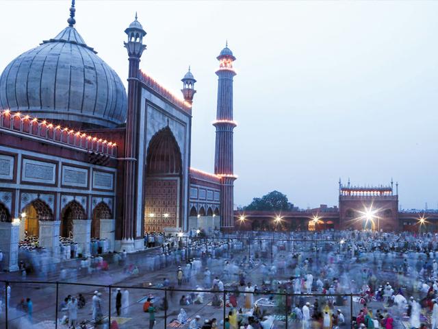 Hundreds of people broke their fast at the Mughal-era mosque on the last Friday of Ramzan. (Ravi Choudhary/HT Photo)