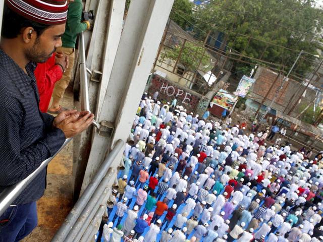 Carrying the spirit of the holy month of Ramdhan, most of the roads were flooded with worshippers performing namaz. There was not a corner which hadn’t been lighted up. Aromas of roasted meat and traditional spices wafted through the moist air after a long spell of rain. (Arijit Sen/ HT Photo)