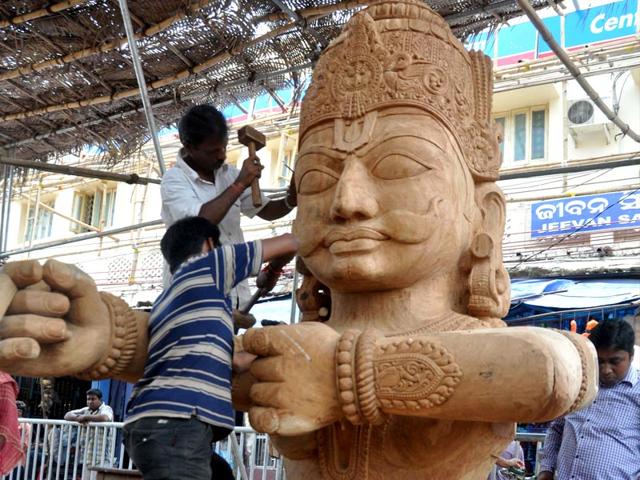 Rupakara (carpenters) giving final touches to the horse chariots for Nabakalebara Rath Yatra, in Puri, Odisha. (Arabinda Mahapatra/ HT Photo)